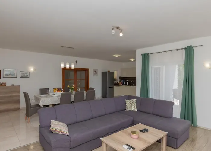 Ruza - Omis By Guide فيلة Blato na Cetini