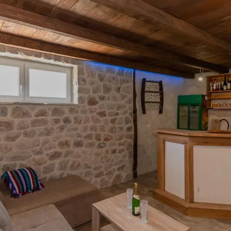 Ruza - Omis By Guide Blato na Cetini